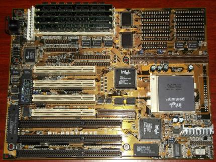 Asus P/I P55TP4XE mit Intel 430FX Chipsatz, Intel Pentium 100MHz CPU, 64MB EDO RAM, Award Bios 1995