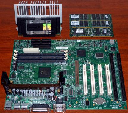 Compaq 118053-001 Mainboard, Intel Pentium III 700MHz CPU sSpec: SL3XM passiver Kühler, 3x 128MB Kingston KTC6611/128 SDRAM, Board-No.: 010584-001 Assy: 010582-101,  440BX 1998