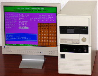 486er MC Computer, Cyrix Cx486DLC-33GP CPU inkl. Cx87DLC-V33QP CoPro, 8MB RAM, FX-3000 Mainboard UMC, Quantum ELS127A 127MB HDD, 5.25 & 3.5 Floppys, 1MB STB Systems Inc. Evolution Cirrus-Logic GPU, Creative SoundBlaster 2.0 (CT1350B) Yamaha YM3812 ISA, AMI-Bios 1990